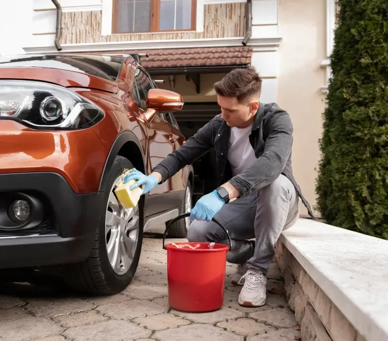 Lavage auto à domicile Elven : professionnel intervenant sur un véhicule